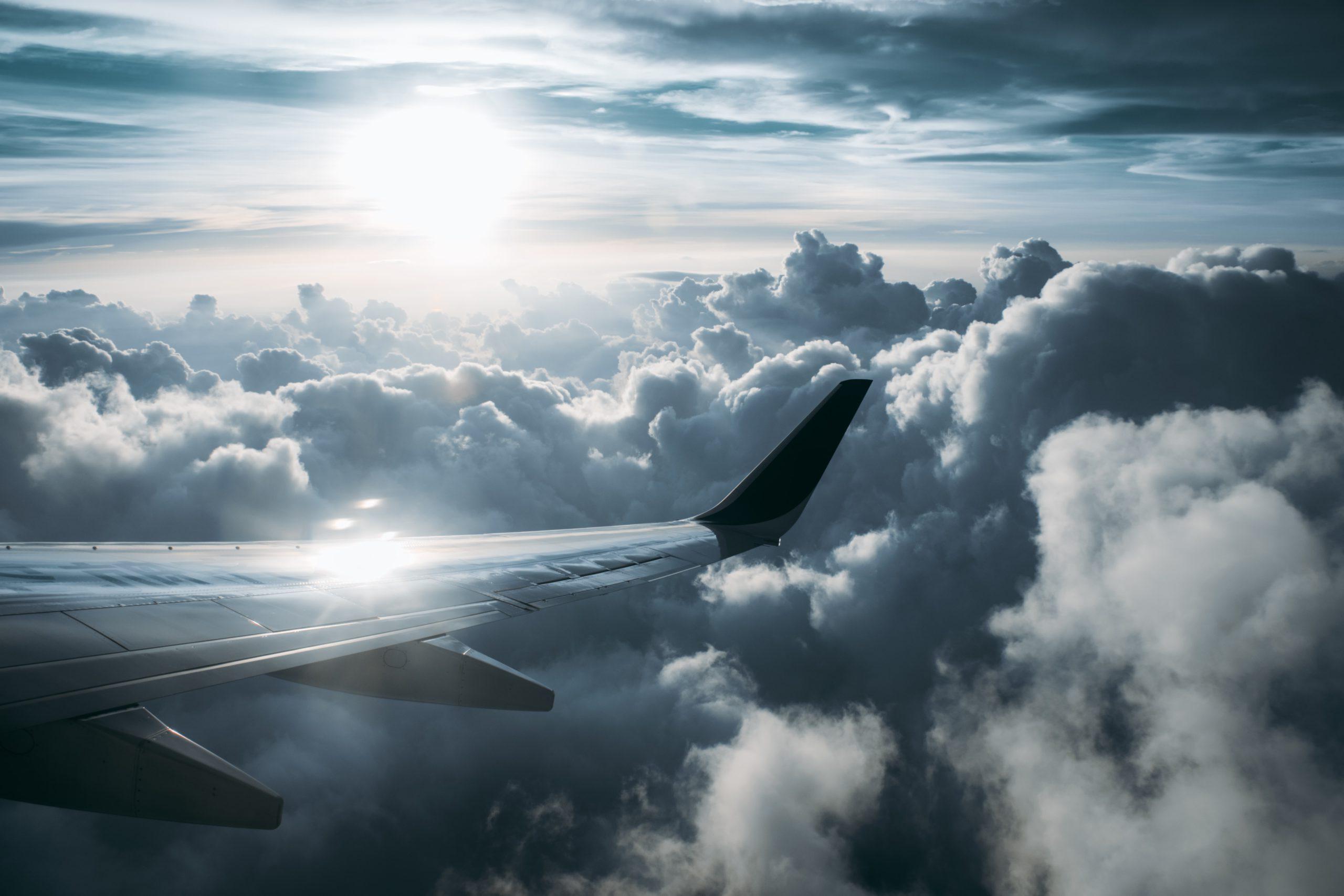 乘客看到的飞机机翼和日落时的天空.